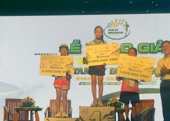 Ông Trần Nam Hưng- Bí Thư Thành ủy Tam Kỳ trao giải Kids run cho các vận động viên nữ
