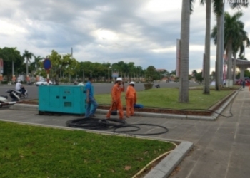 Công nhân Điện lực Tam Kỳ khẩn trương thực hiện công tác kéo điện phục vụ sự kiện