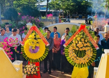 Dâng hoa, viếng hương tại Mộ sỹ phu yêu nước Trần Thuyết