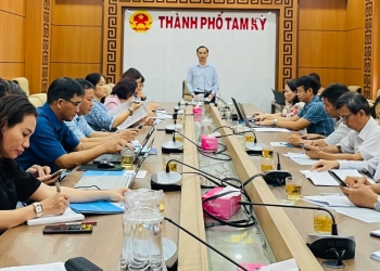 Phó Chủ tịch UBND TP Tam Kỳ Nguyễn Hồng Lai phát biểu tại cuộc họp