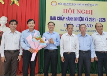 Phó Chủ tịch UBND thành phố Tam Kỳ Nguyễn Hồng Lai tặng hoa chúc mừng ông Bùi Tình -Chủ tịch Hội Khuyến học thành phố cùng các đồng chí trong BCH Hội