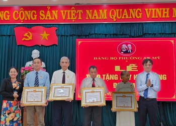 Đồng chí Nguyễn Duy Ân trao Huy hiệu Đảng cho các Đảng viên
