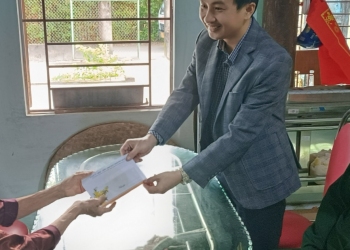 Phó Chủ tịch UBND thành phố Nguyễn Hồng Lai tặng quà cho người có công ở thôn Kim Đới, xã Tam Thăng.