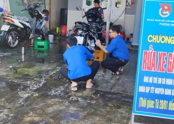 Thanh niên rửa xe gây quỹ