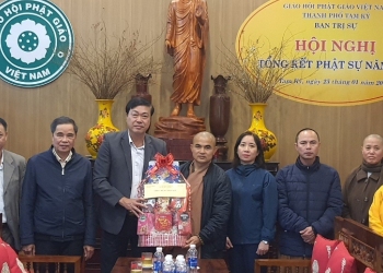 Lãnh đạo UBMT thành phố tặng quà chúc Tết Ban Trị sự Giáo hội Phật giáo Tam Kỳ