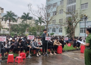 Cán bộ Công an phường Tân Thạnh tuyên truyền pháp luật cho học sinh