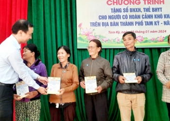 Phó Chủ tịch UBND TP. Tam Kỳ Nguyễn Hồng Lai trao thẻ BHYT cho hộ khó khăn