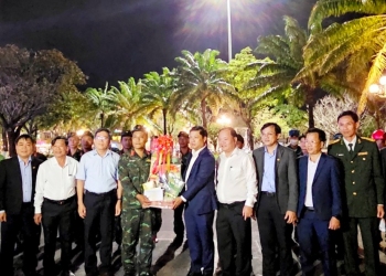 Lãnh đạo tặng quà cán bộ chiến sĩ Ban CHQS thành phố làm nhiệm vụ bắn pháo hoa