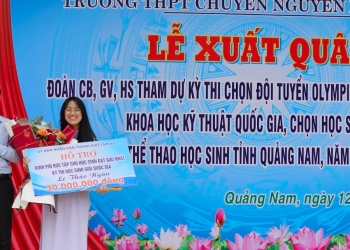 Lãnh đạo thành phố Tam Kỳ trao thưởng cho em Lê Thảo Ngân