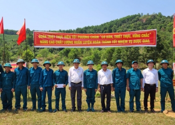 Lãnh đạo phường Trường Xuân tặng quà động viên các đồng chí dân quân tham gia huấn luyện.