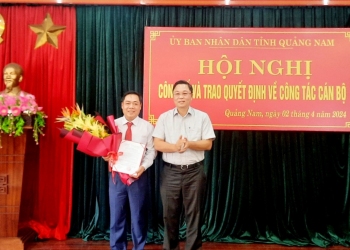 Chủ tịch UBND tỉnh Lê Trí Thanh trao quyết định cho ông Bùi Ngọc Ảnh