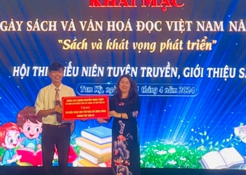 Trưởng Ban Tuyên giáo Tỉnh ủy Nguyễn Thị Thu Lan thừa ủy quyền Bí thư Tỉnh ủy Lương Nguyễn Minh Triết tặng 130 đầu sách cho Thư viện số Cộng đồng thành phố Tam Kỳ.