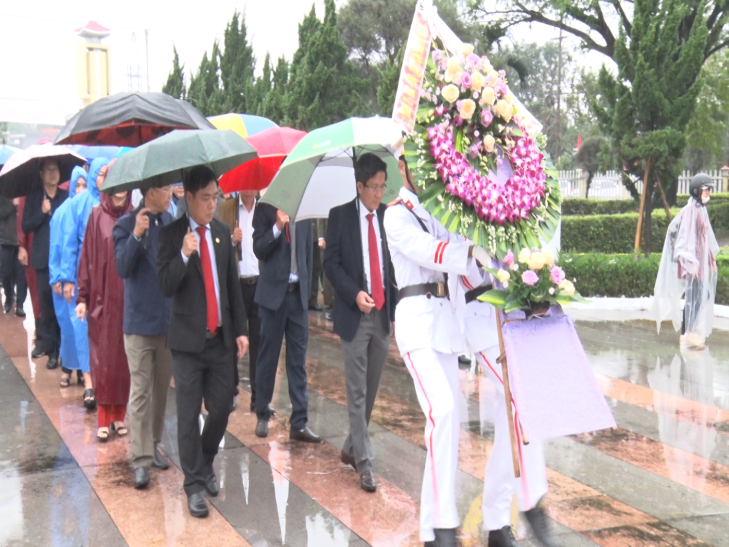 Đoàn đại biểu dâng hoa tại Tượng đài chiến thắng Xuân Mậu thân