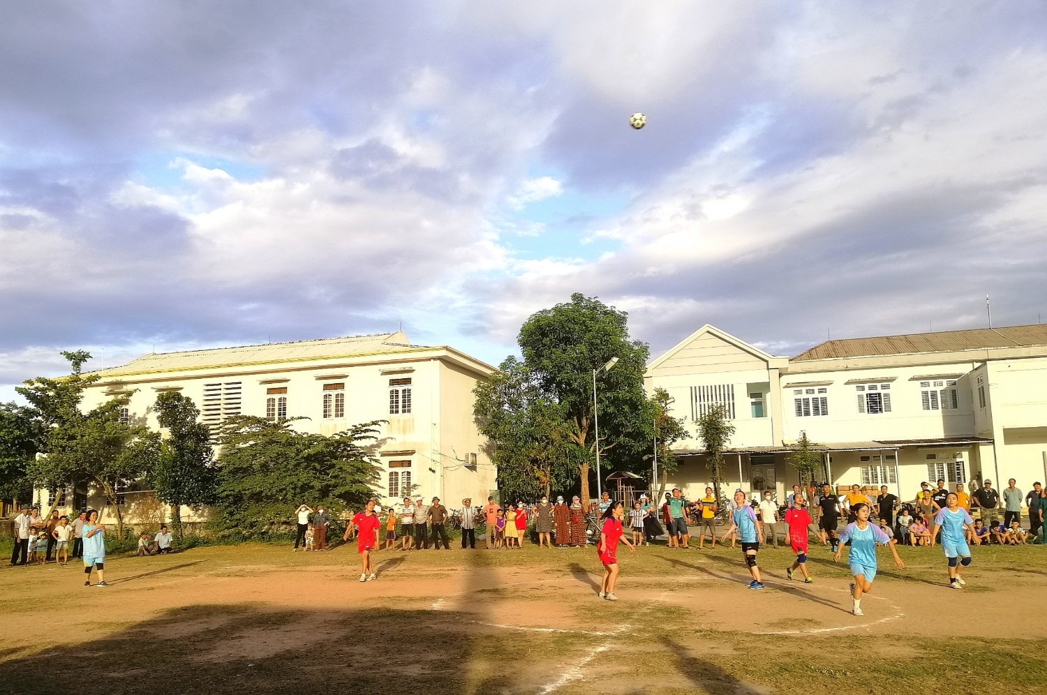 Trận đấu chung kết giữa khối phố Phương Hòa Đông và khối phố Thuận Trà
