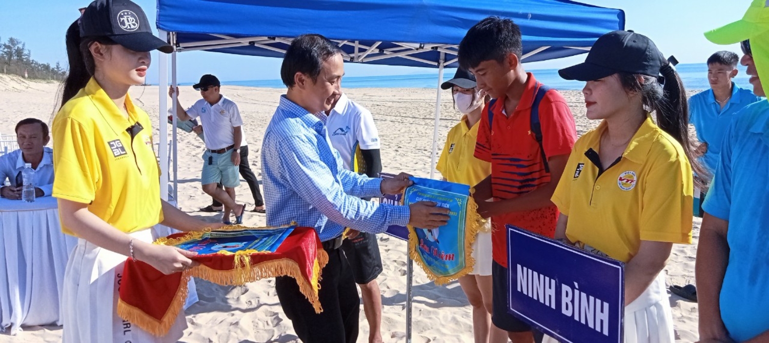 Phó Chủ tịch UBND thành phố Nguyễn Hồng Lai trao cờ lưu niệm cho đơn vị tham gia giải.