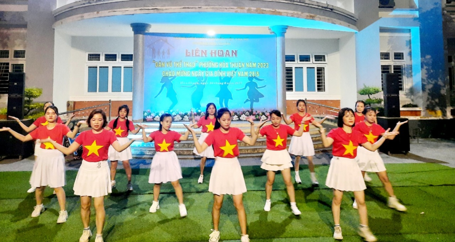 Đơn vị Đông Trà trình diễn bài “Hãy đến với con người Việt Nam tôi”