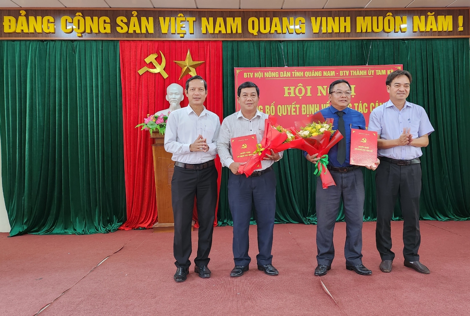 Trao Quyết định và tặng hoa chúc mừng đồng chí Nguyễn Quyết Thắng và đồng chí Đặng Vinh Hùng