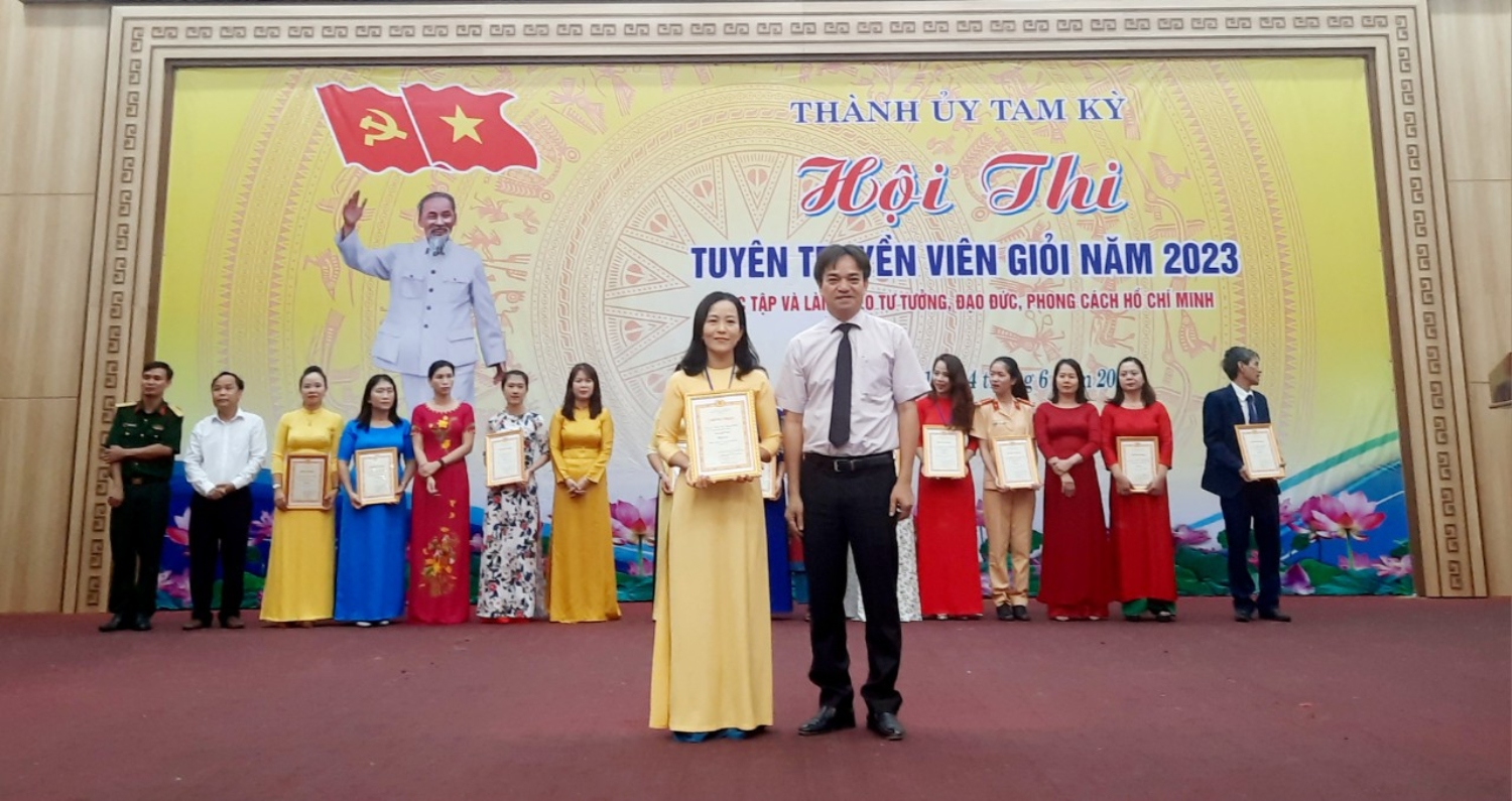 Trao giải nhất cho thí sinh Trần Thị Thùy Linh