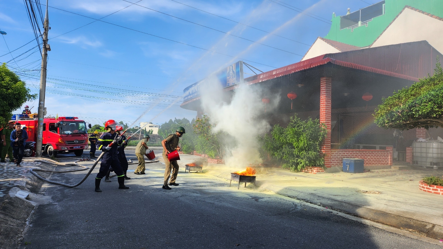 Một buổi diễn tập phòng cháy chữa cháy và cứu nạn cứu hộ tại phường Trường Xuân.