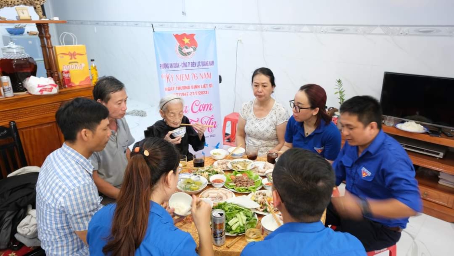 Đoàn viên thanh niên tổ chức bữa cơ tri ân tại nhà Mẹ Việt Nam anh hùng Hồ Thị Ngô