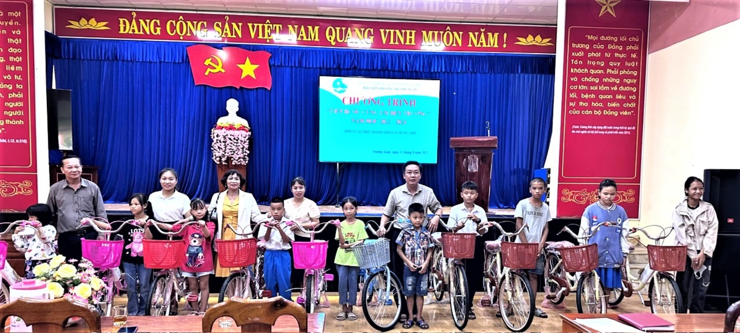 Trao tặng xe đạp cho các em học sinh