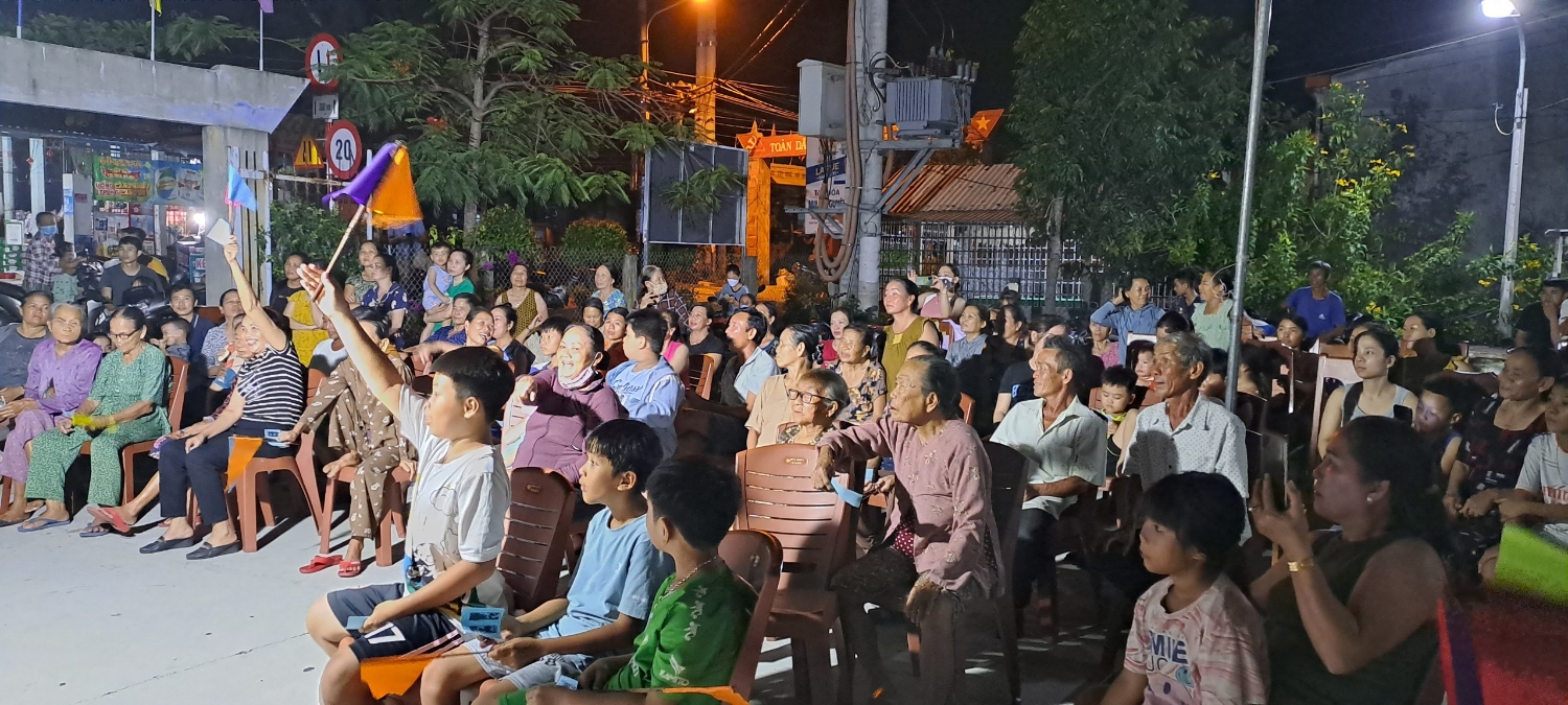 Người dân Tam Thanh xem hội bài chòi