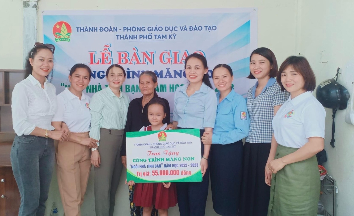 trao tặng “Công trình măng non” cho em Hồ Thị Thanh Lam