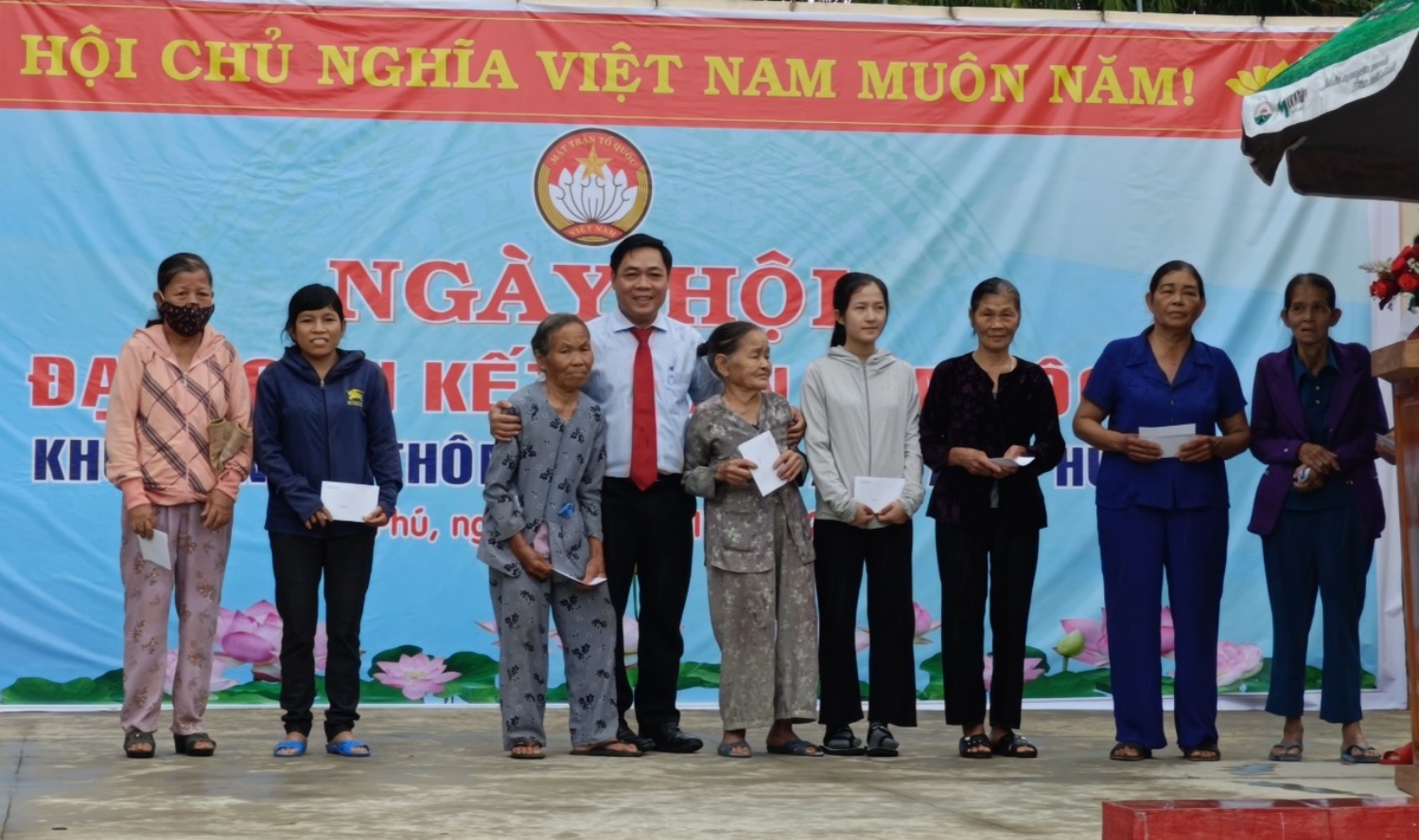 Chủ tịch UBND thành phố Bùi Ngọc Ảnh tặng quà cho hộ nghèo, khó khăn