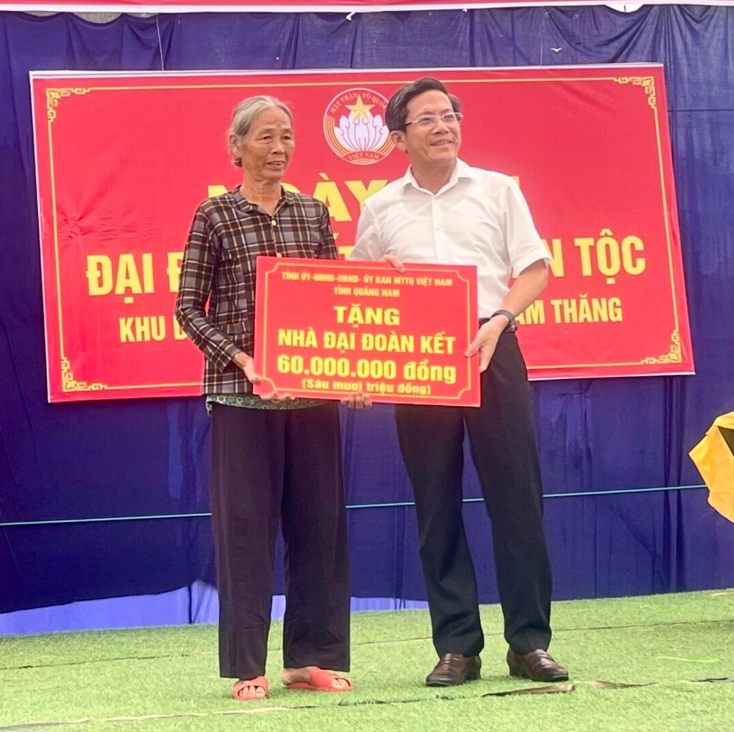 Bí thư Thành ủy Tam Kỳ Trần Nam Hưng trao hỗ trợ xây dựng nhà đại đoàn kết cho hộ nghèo của thôn
