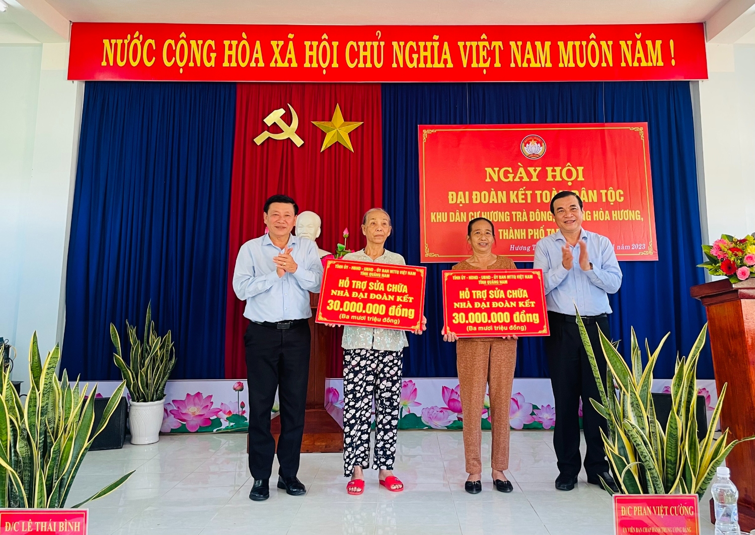 Bí thư Tỉnh ủy Phan Việt Cường trao tặng kinh phí hỗ trợ sửa chữa nhà cho các hộ gia đình khó khăn