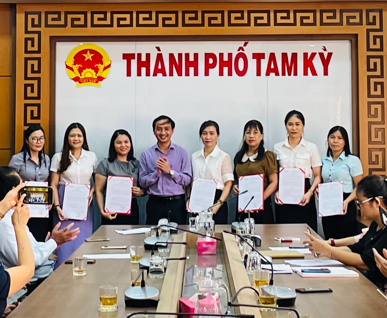 PCT UBND TP Tam Kỳ Nguyễn Hồng Lai trao quyết định chuyển đổi công tác cho các viên chức kế toán