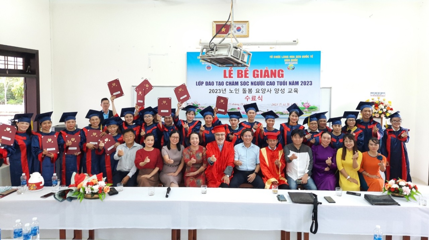 Các học viên chụp ảnh lưu niệm cùng lãnh đạo TP Tam Kỳ và Tổ chức Làng Hoa sen