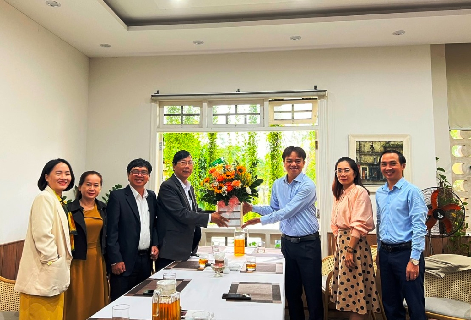 Đồng chí Nguyễn Duy Ân - Phó Bí thư Thường trực Thành ủy tặng hoa chúc mừng Trung tâm Chính trị thành phố