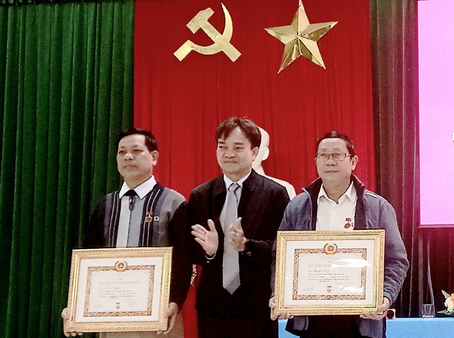 Đồng chí Nguyễn Duy Ân – Phó Bí thư Thường trực Thành ủy trao Huy hiệu Đảng cho đảng viên