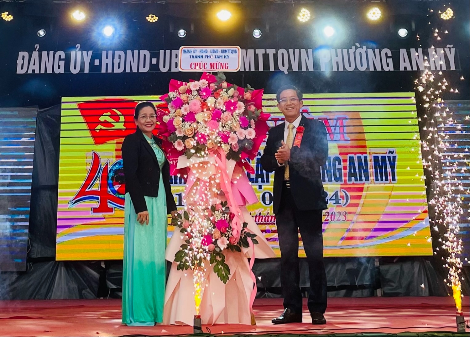 Bí thư Thành ủy Tam Kỳ Trần Nam Hưng  tặng hoa chúc mừng Đảng bộ, chính quyền và nhân dân phường An Mỹ.