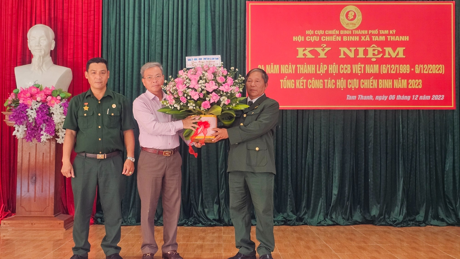 Lãnh đạo xã Tam Thanh tặng hoa chúc mừng Hội CCB xã