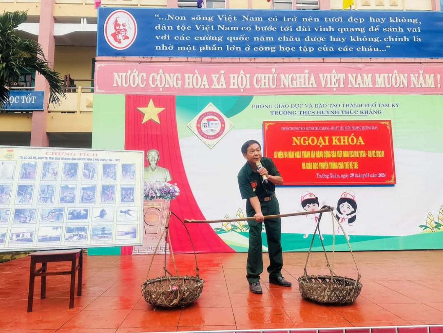 Ông Nguyễn Quốc Việt, Chủ tịch Hội Tù yêu nước phường Trường Xuân kể chuyện lịch sử cho học sinh