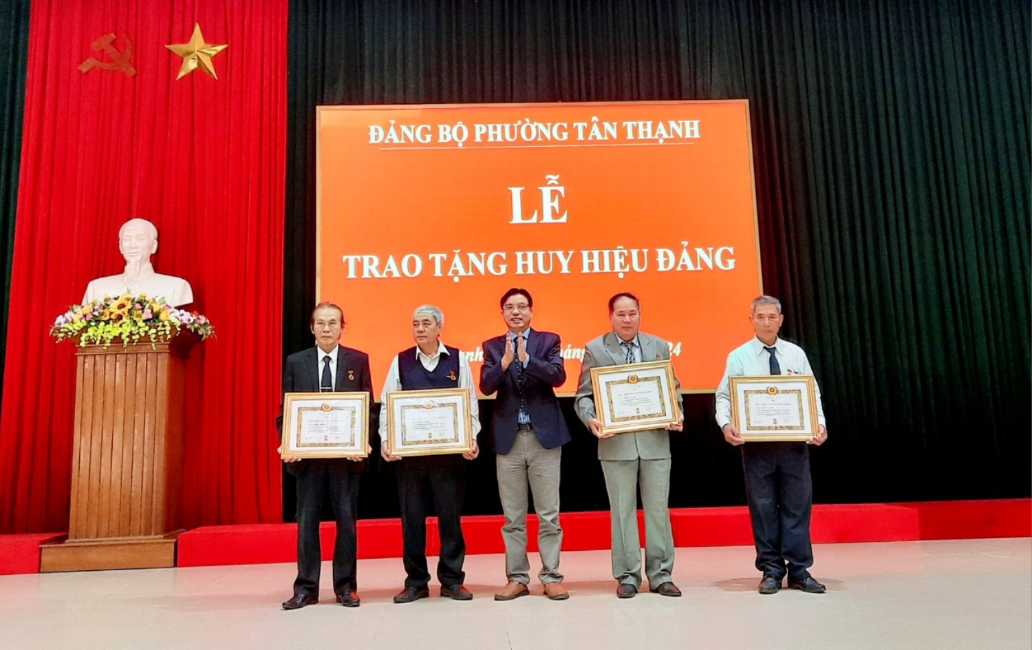 Trao Huy hiệu 45 năm tuổi Đảng cho đảng viên
