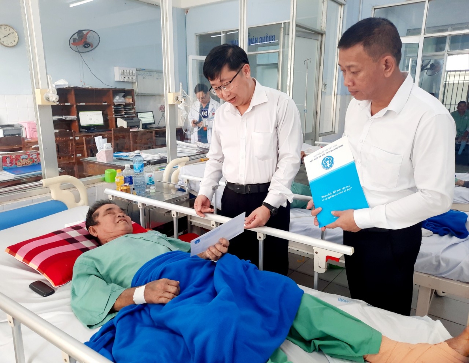 Trao quà cho các bệnh nhân Khoa Ung bướu, Bệnh viện đa khoa Quảng Nam