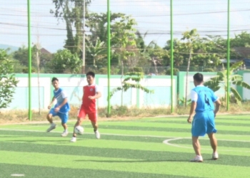 Trận tranh tài sôi nổi giữa đội bóng trường THPT Trần Cao Vân và trường ĐH Quảng Nam