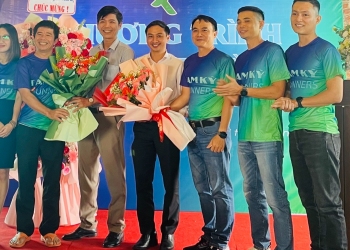 Lãnh đạo thành phố tặng hoa chúc mừng CLB Tam Kỳ Runners