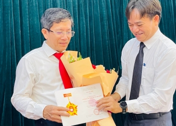 Thường trực Thành ủy trao Kỷ niệm chương “Vì sự nghiệp công tác Tổ chức xây dựng Đảng” cho đồng chí Trần Nam Hưng