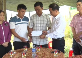 ông Nguyễn Hồng Lai - Phó Chủ tịch UBND thành phố trao tiền hỗ trợ cho thân nhân gia đình.