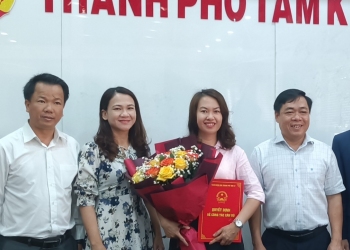 Lãnh đạo thành phố Tam Kỳ trao quyết định chúc mừng bà Nguyễn Thị Thanh Loan.