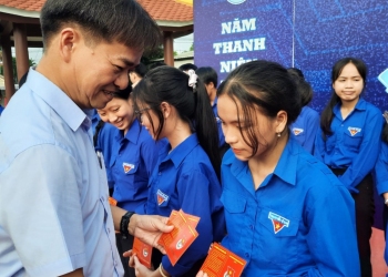 Phó Bí thư thường trực Thành uỷ Tam Kỳ Nguyễn Duy Ân trao thẻ cho đoàn viên mới kết nạp
