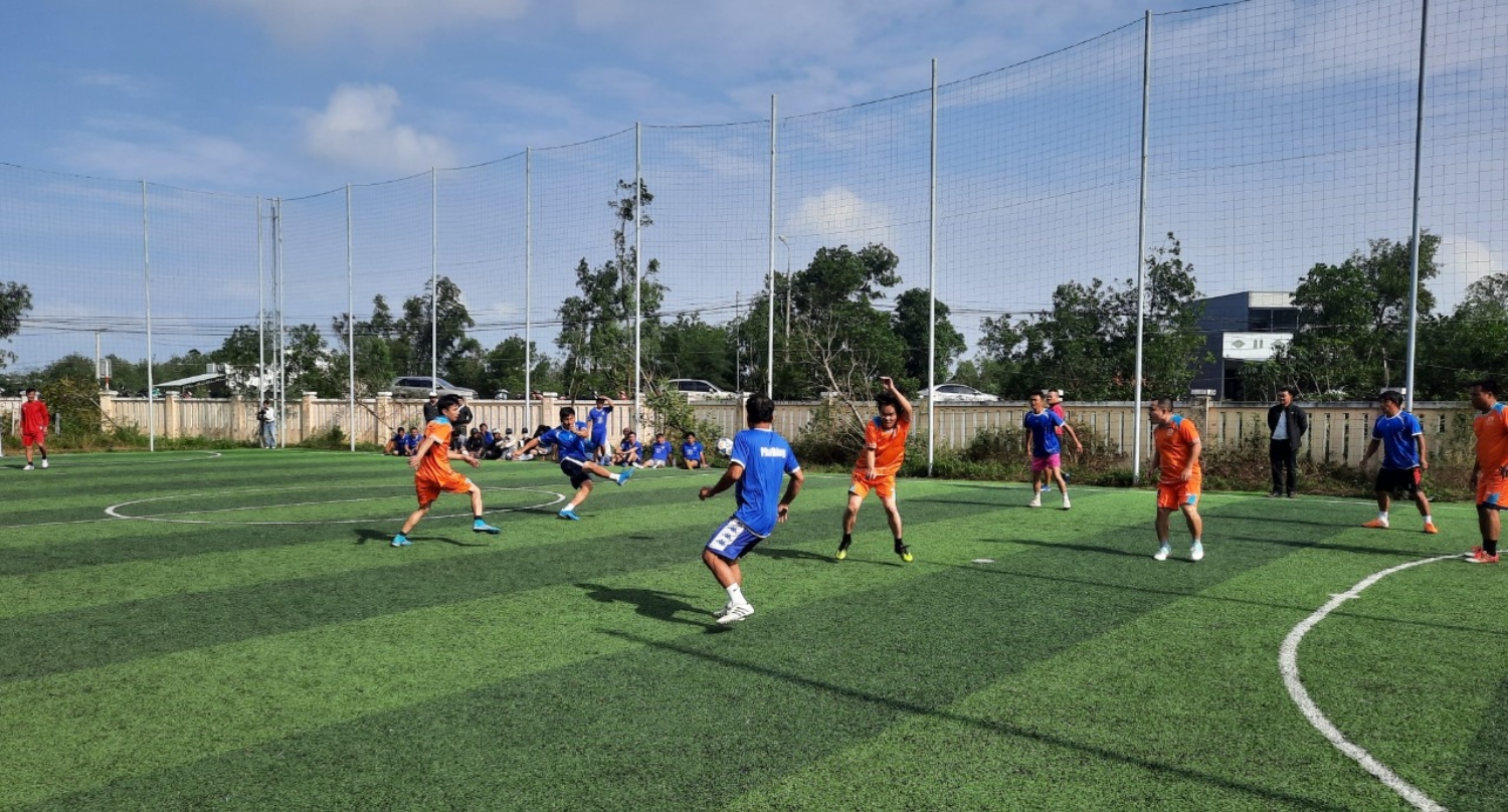 Trận đấu giữa đội bóng thôn Phú Đông (áo xanh) và đội bóng thôn Phú Bình (áo cam)