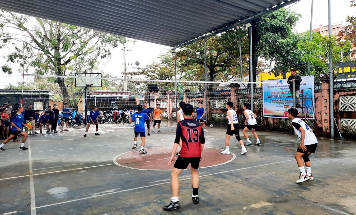 Trận đấu giữa đội bóng trường THPT Lê Quý Đôn (áo xanh) và trường Phan Bội Châu (áo trắng)
