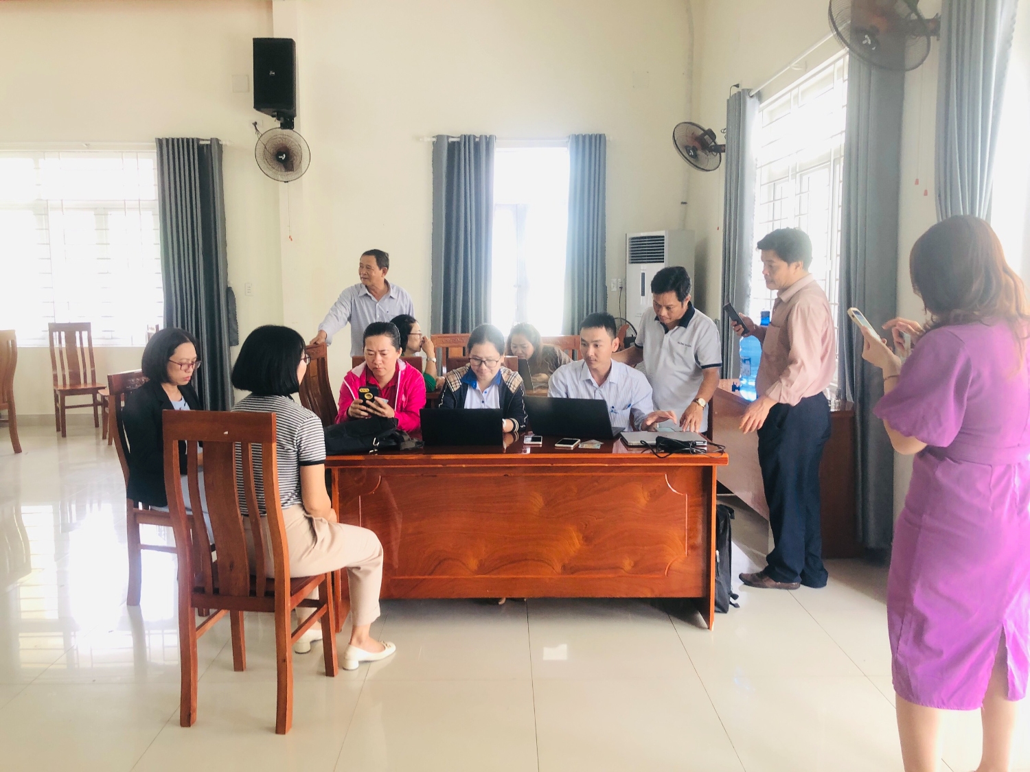 VNPT Quảng Nam đang hỗ trợ người dân phường An Xuân cài đặt, sử dụng chữ ký số cá nhân