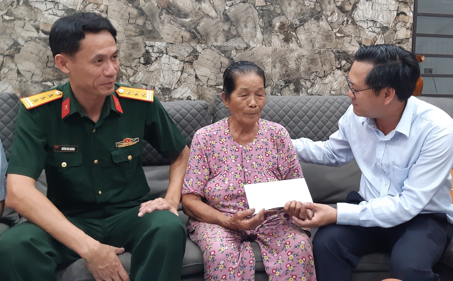 Lãnh đạo thành phố thăm tặng quà cho người bị địch bắt tù đày tại phường Trường Xuân.