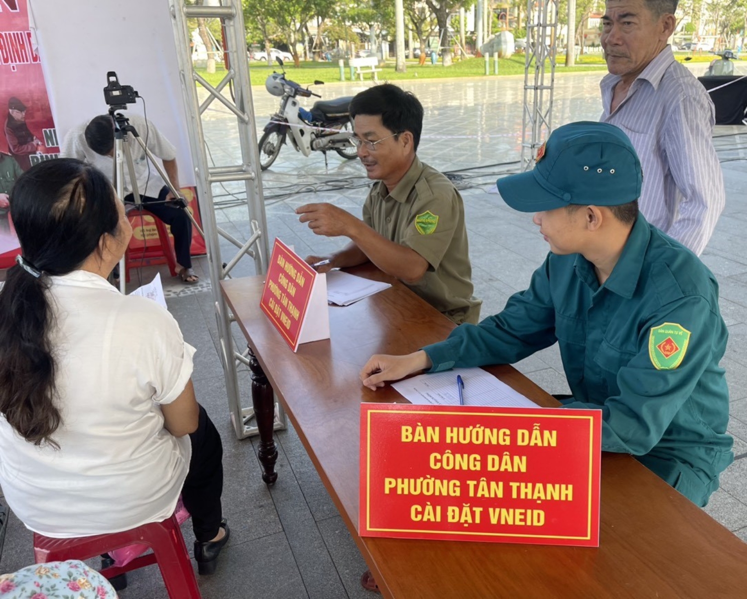 Dân quân phường Tân Thạnh tham gia hướng dẫn người dân cài đặt VneID tại ngày hội chuyển đổi số của thành phố Tam Kỳ.